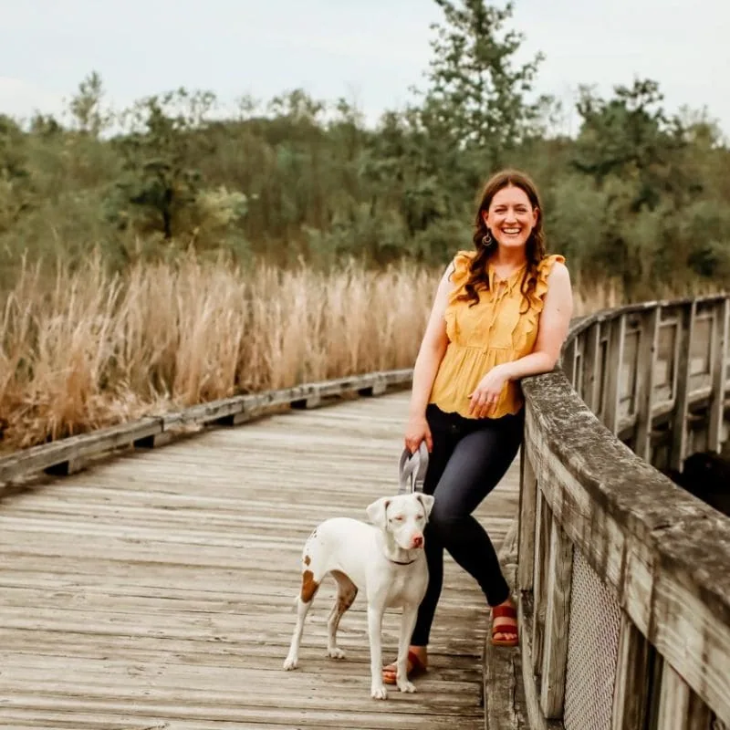Maggie Marton avec son chien